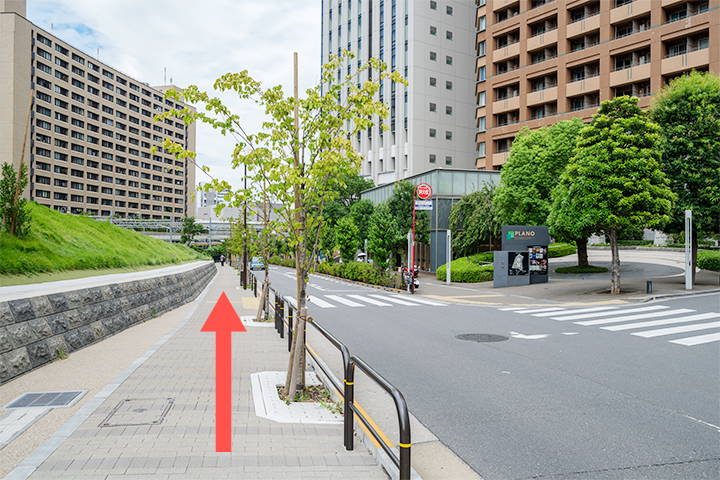 右手にプラーノモールが見えてきますので通過します。